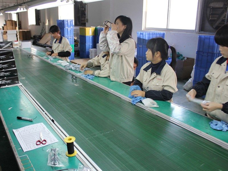 Cleaning, checking and boxing at the end of the line. Photograph from the Jiayu factory pages.