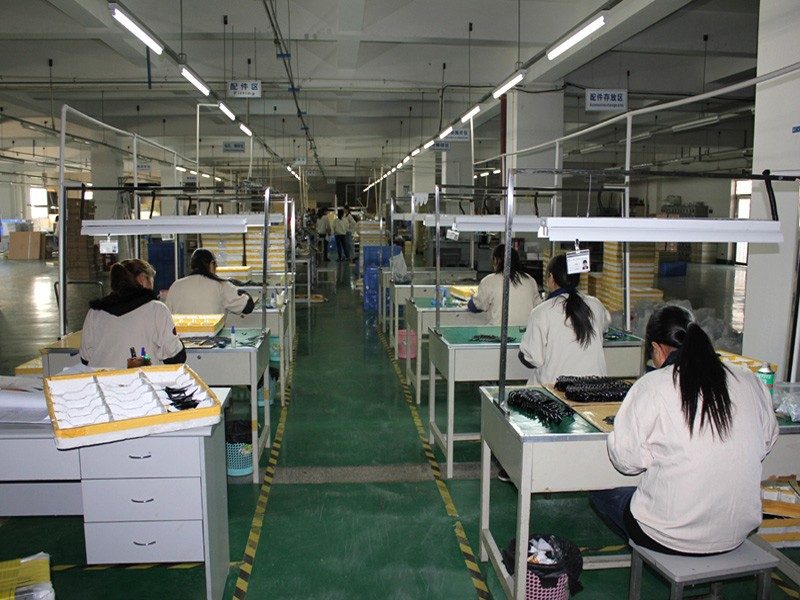 Assembly line: fronts, temples, screws and lenses. Photograph from the Jiayu factory pages.
