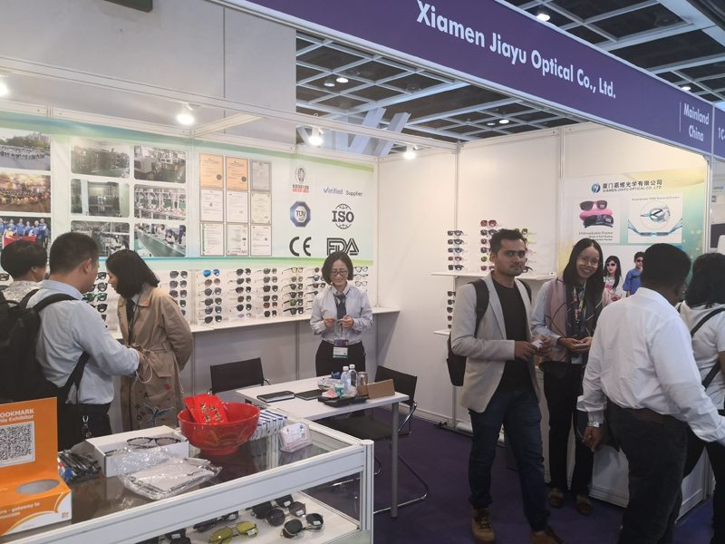 Visitors at the Jiayu booth, Hong Kong Optical Fair